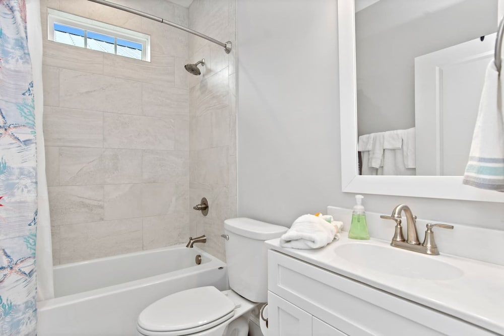 Luxury Beach Condo 5 Min Walk to Beach Shops