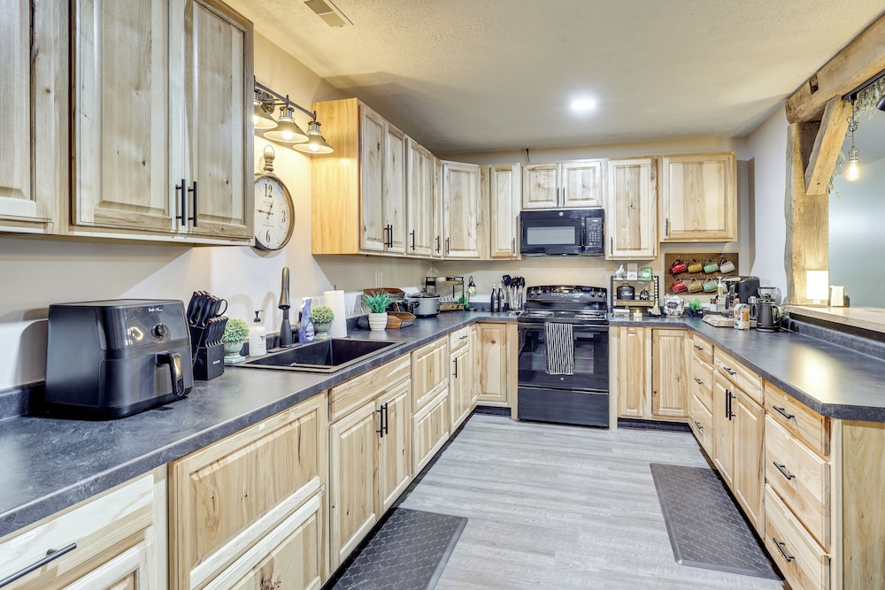 6 Mi to Main Street: Dog-friendly Home in Dover!