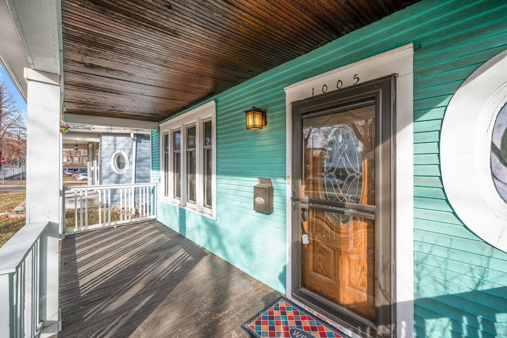 Charming Parisian Retreat in St Paul 2 BR 1 Bath view 2