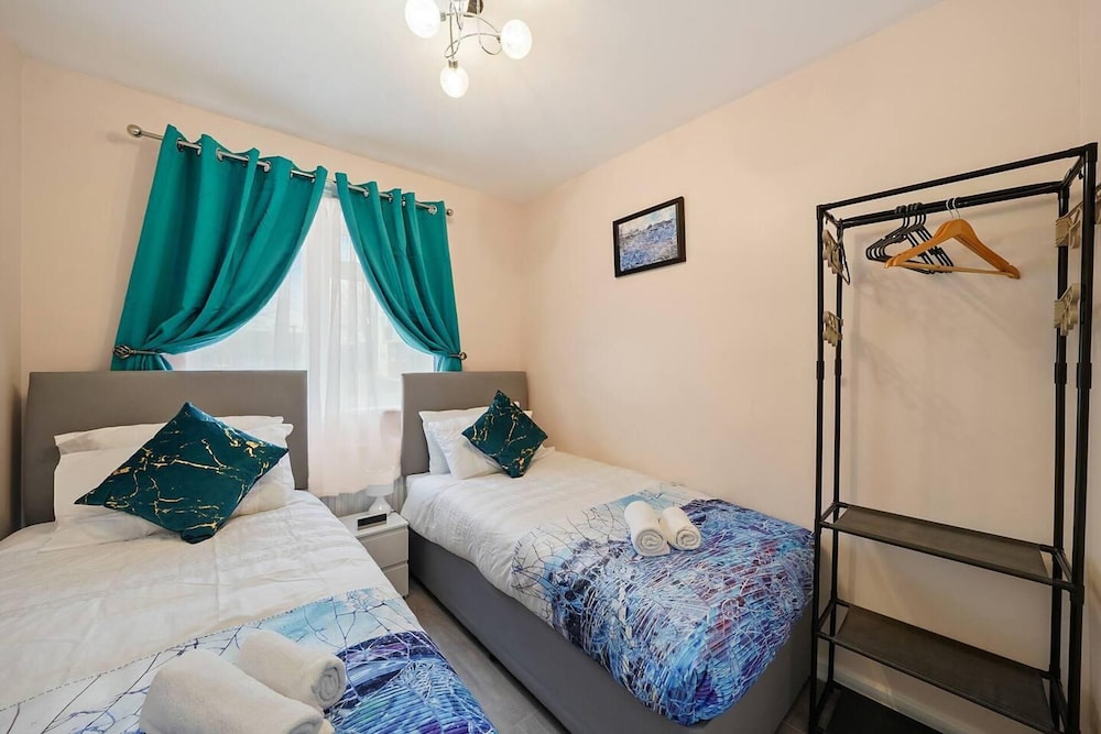 Modern 3-bed House in London Close to City Airport