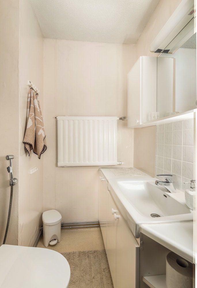 Spacious 3BR House - River View & Sauna