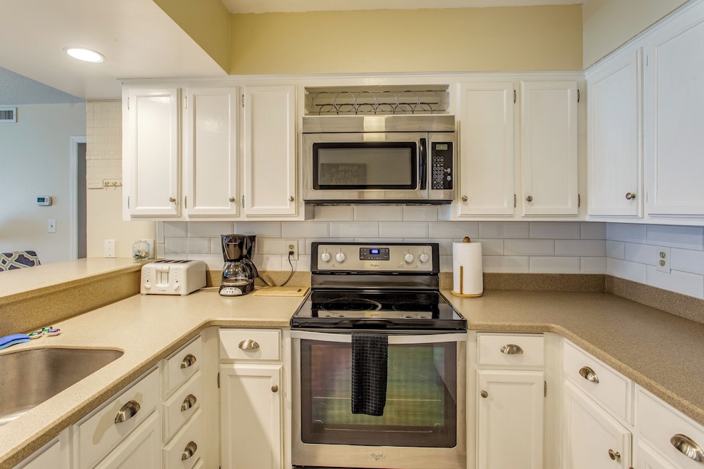Direct Beach Access! Walkable Condo on Ocean Blvd