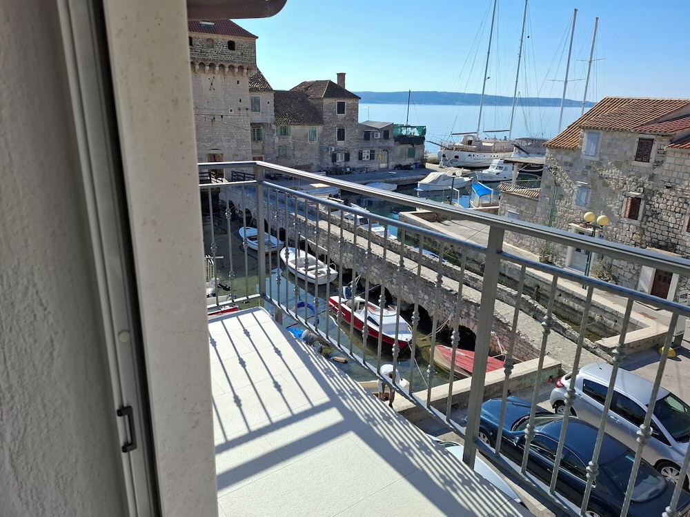 Apartments Kastilac with sea view