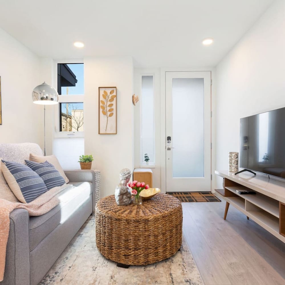 2BR 2BA Capitol Hill Cozy Haven- Rooftop view 5