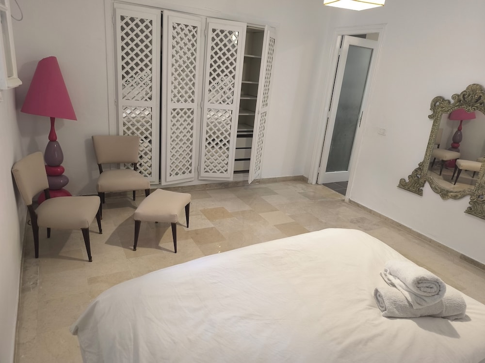 Stylish villa avec parking et piscine