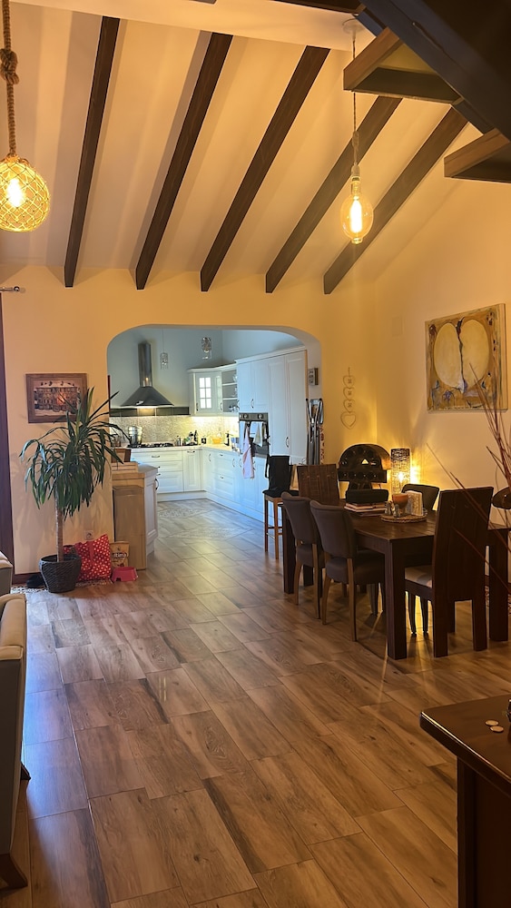 House -sleeps6, Pet Friendly, Garden, Fireplace