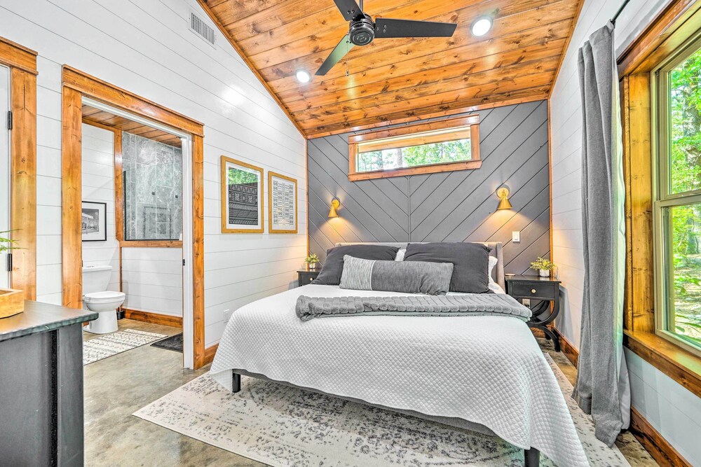 Chic Broken Bow Cabin With Hot Tub & Gas Grill! view 5