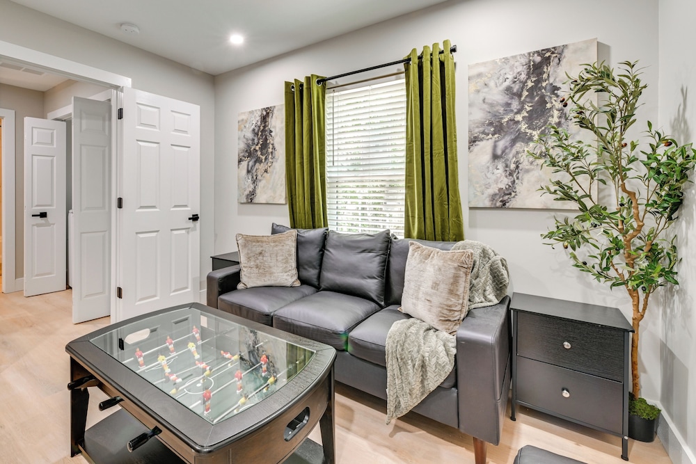 2 Mi to Uptown Charlotte: Family Home w/ Game Room