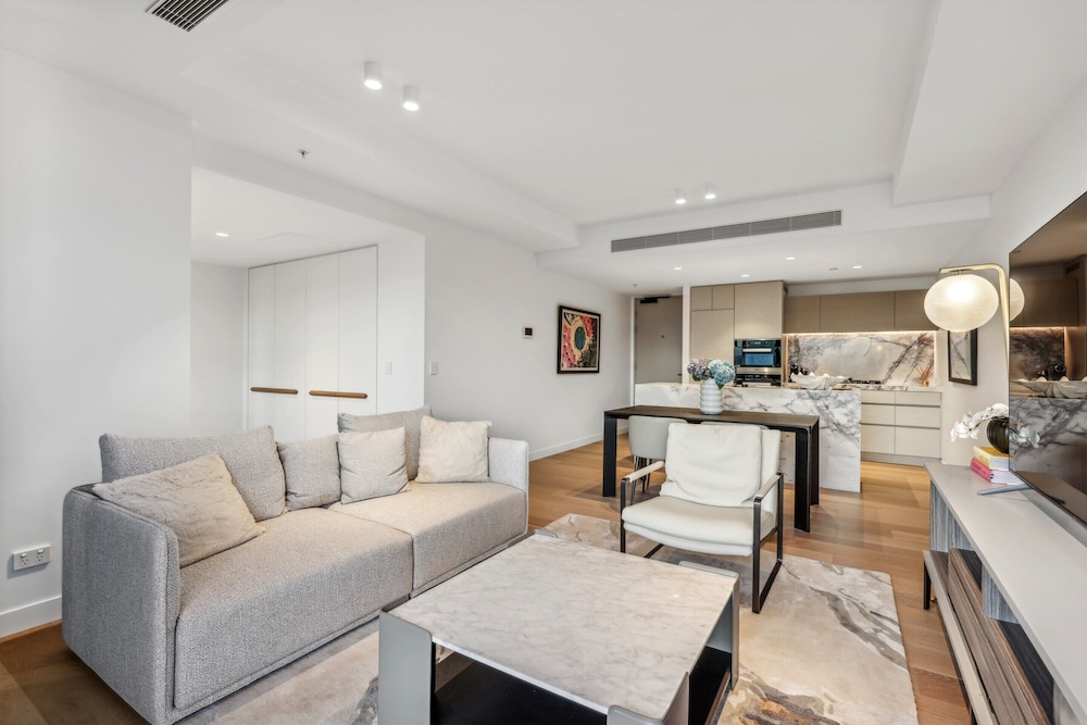 Jewel Luxury Beachside 2-bed With Water View