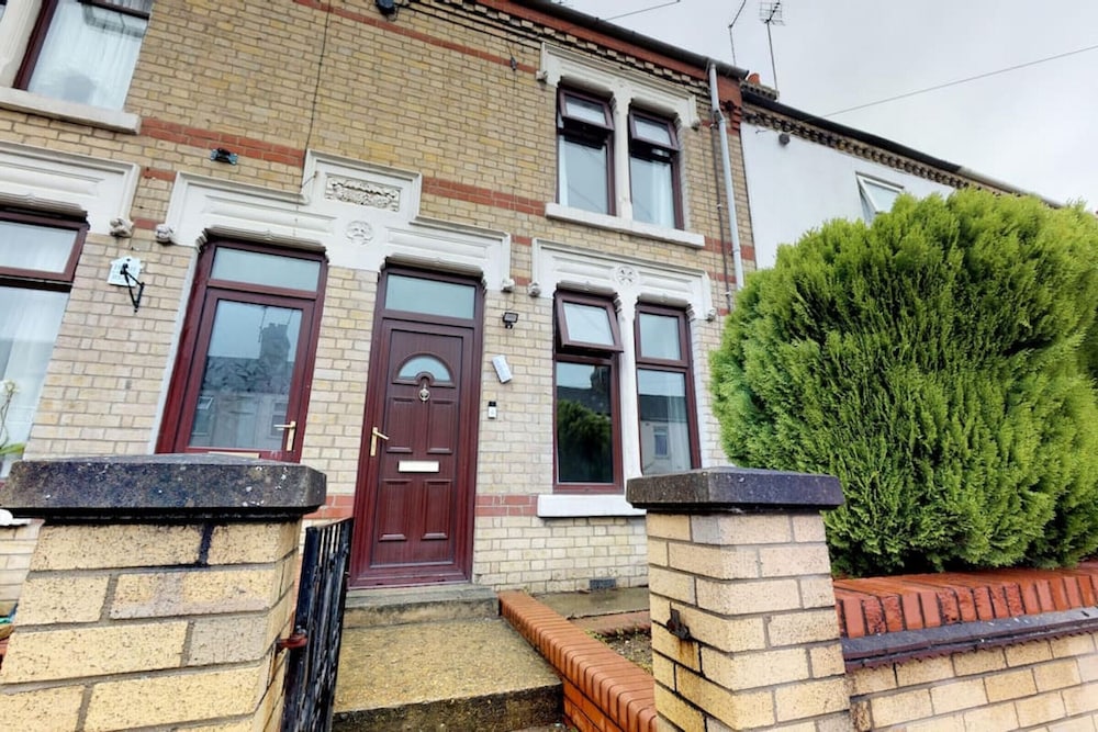 Stayzo 2BR House Accommodation in Peterborough view 5