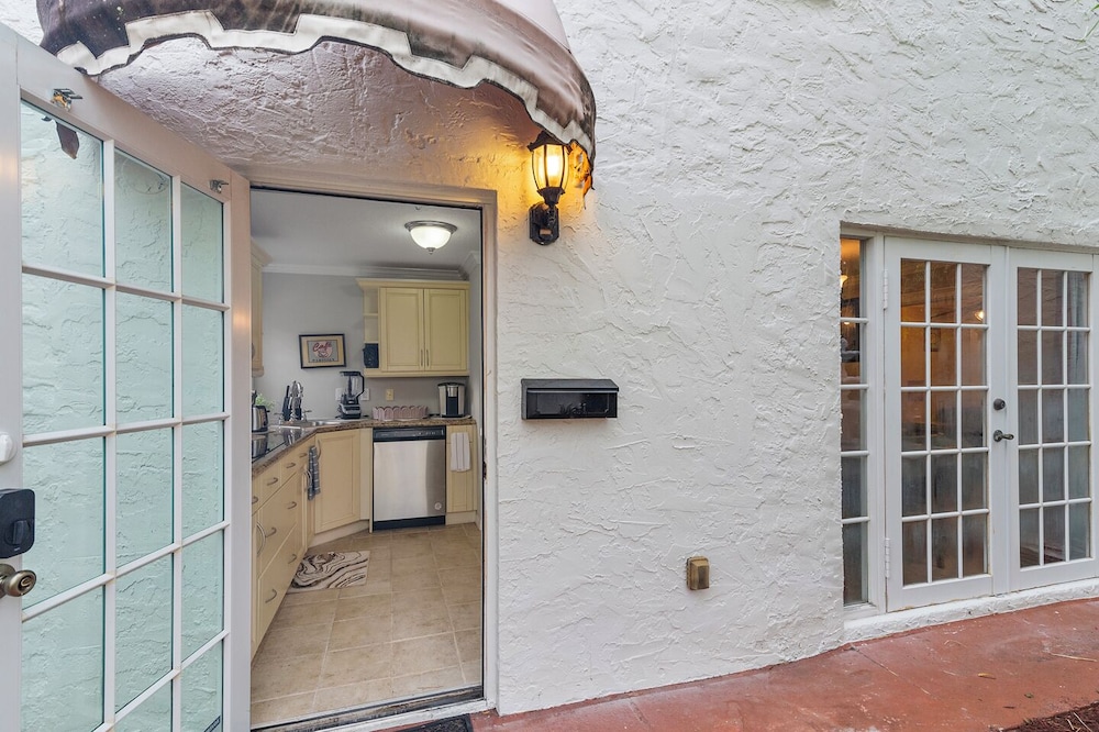 2 Mansions with Pool in West Palm Beach