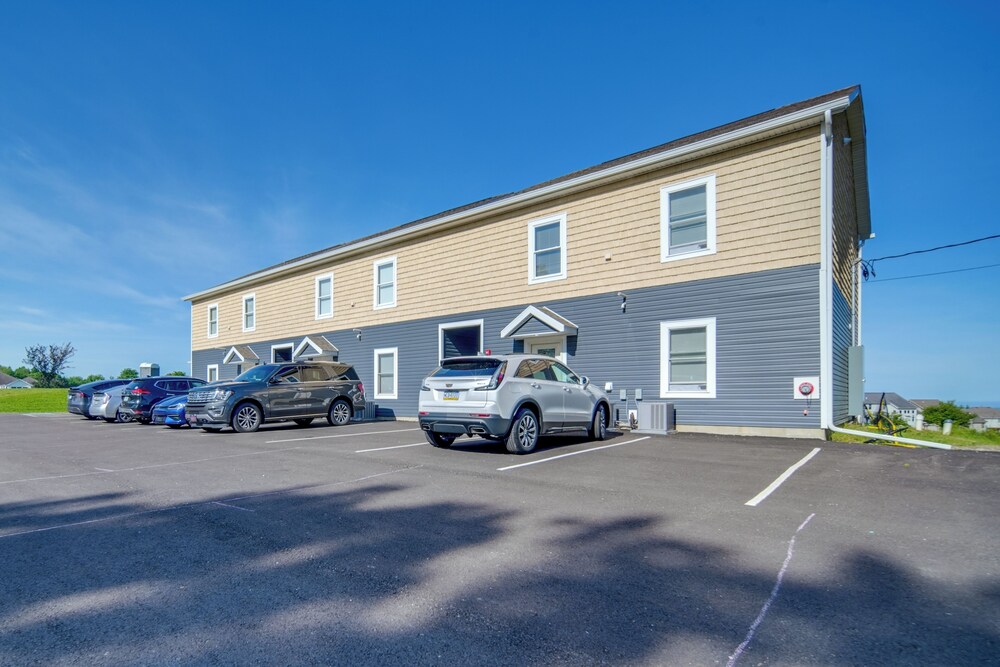 4 Mi to Lake Erie: Condo w/ Golf Course Views!