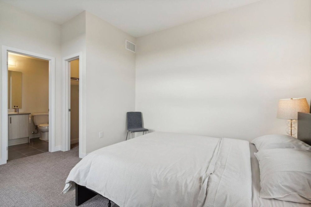 A Brand New 4BR Townhouse in Thorold Retreat
