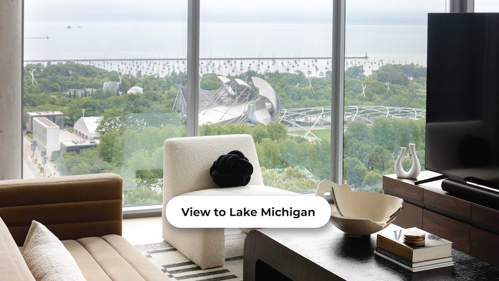 Luxury Downtown PH Bean Lake Views