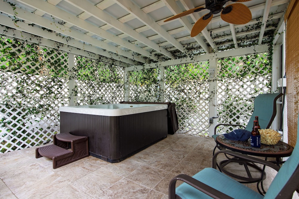 Las Olas Oasis by Avantstay Minutes to the Beach Hot Tub