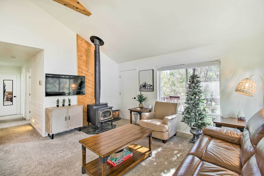 Near Hiking: Modern Heber-overgaard Cabin w/ Deck view 5