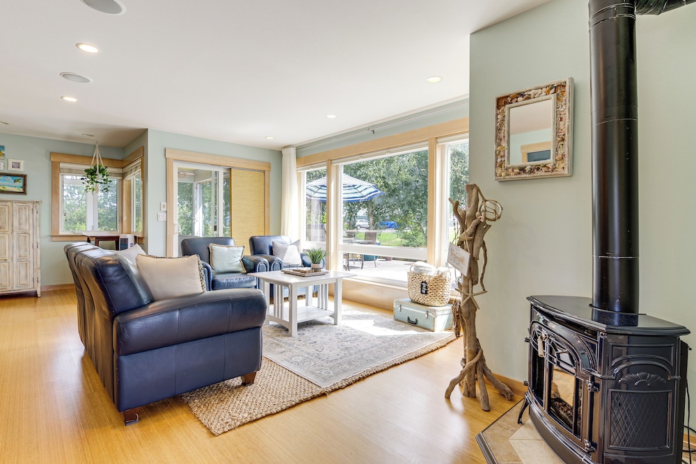 Steps to Beach: Home w/ Hot Tub in Oak Harbor!