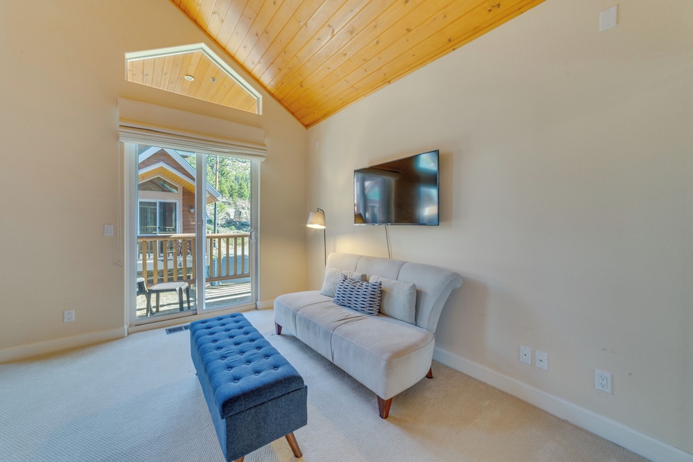 Central Townhome < 1 Mi to The Village at Mammoth!