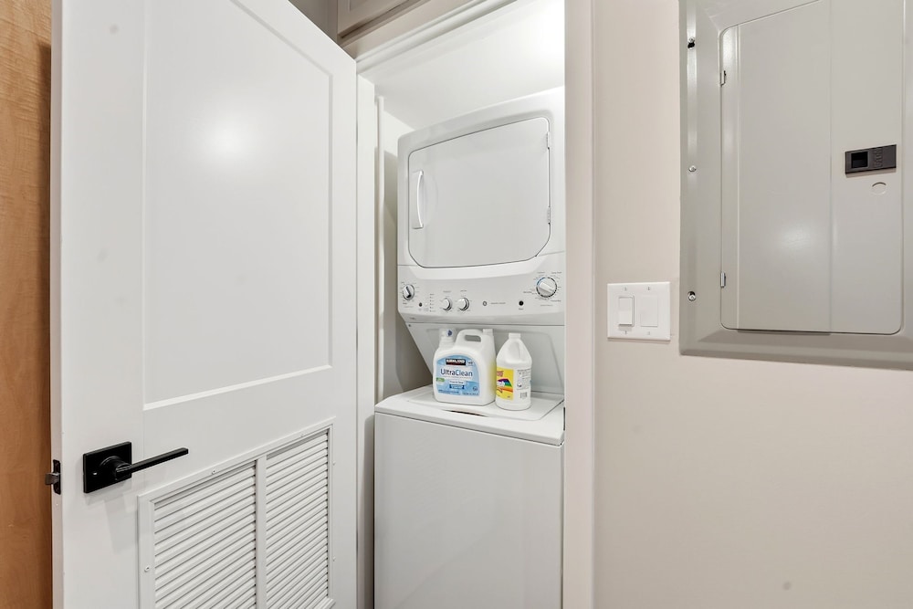 Comfy Condo - Gym Free Parking Modern Amenities