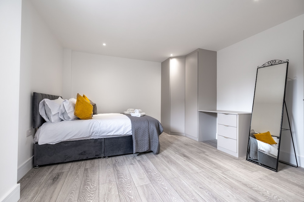 Remarkable 2-bed Apartment in Camberley view 4