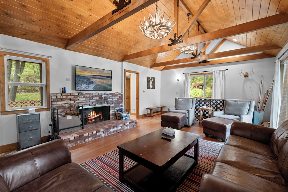 Cozy Cub Cabin view 2