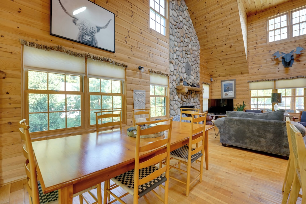 1 Mi to Public Beach: Port Austin Cabin w/ Hot Tub