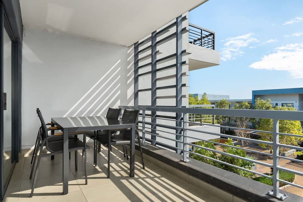 Modern 2 Bed Century City Apartment Pool Braai