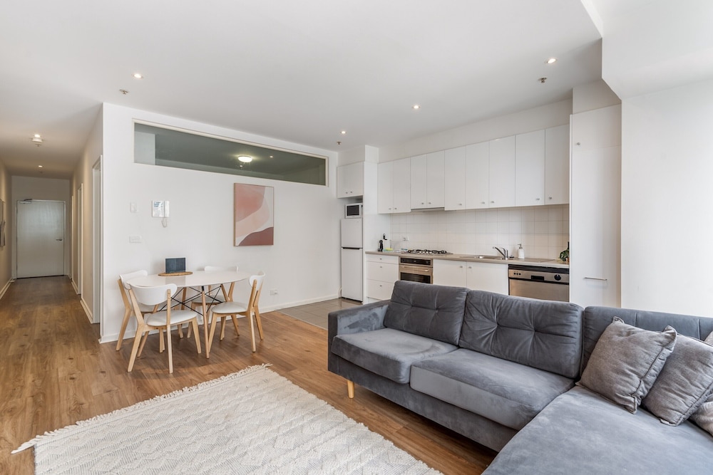 Melbourne CBD 2BR Apt With Pool & Gym Access