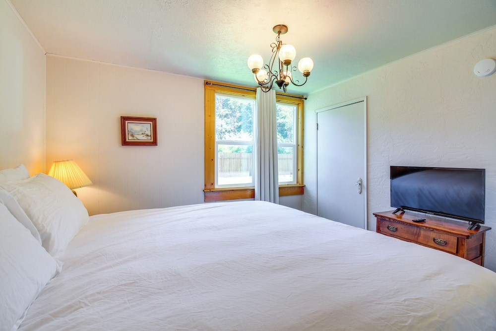 < 1 Mi to Coquille River: Cottage w/ Private Yard!