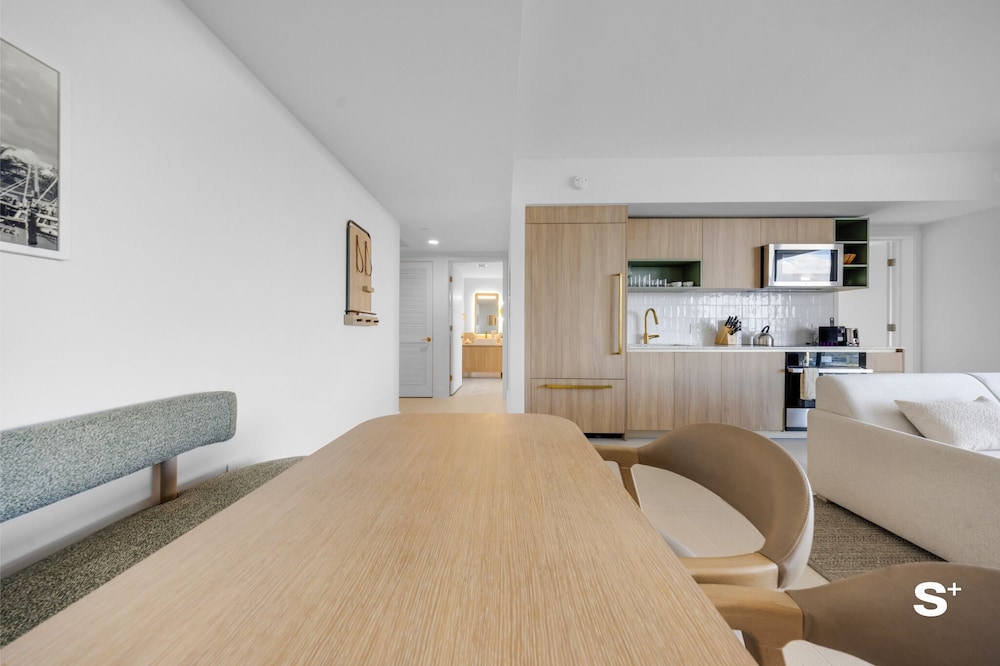 City Luxe Retreat Modern 2-BR