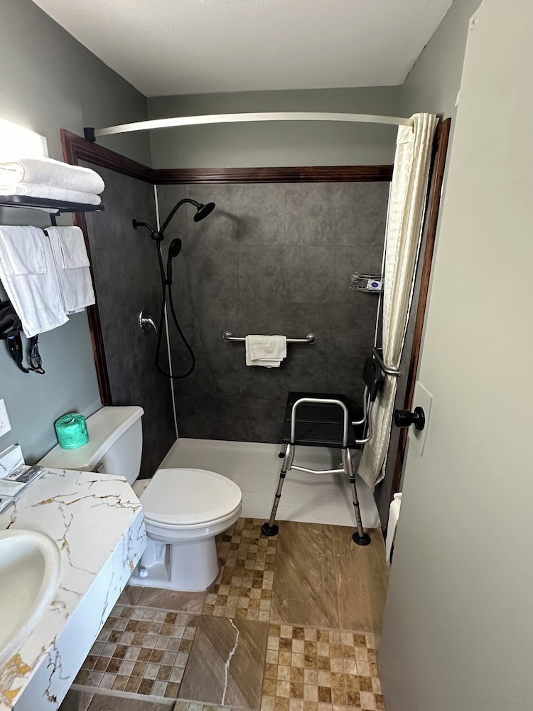 Emporia Vacations - Travel Inn  Suites - Property Image 11