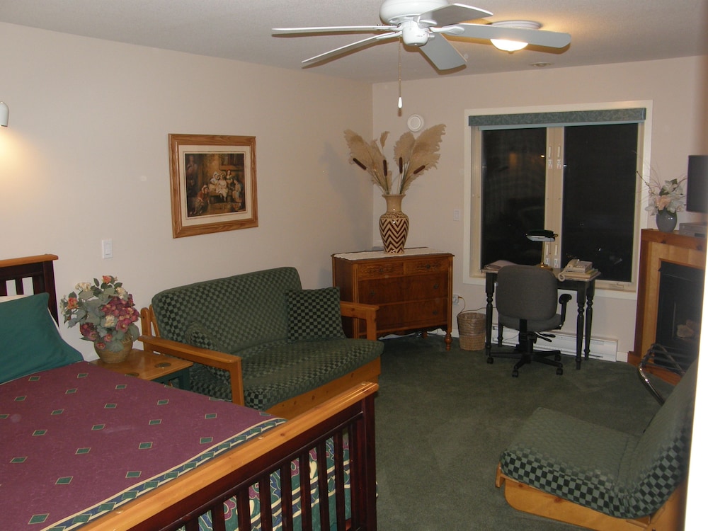 Cedar Wood Lodge B&B