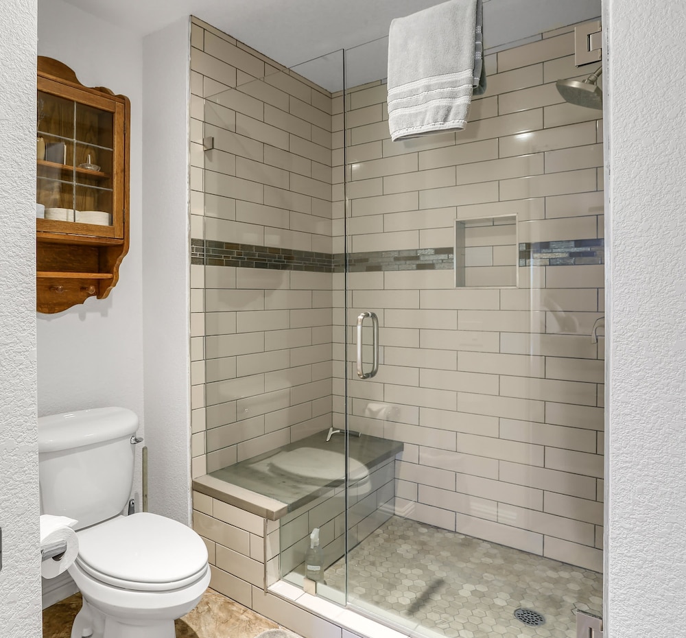 Stylish Condo With Panoramic View Community Pool