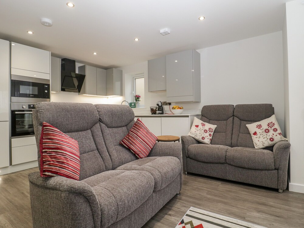 Flat 2, 38 Preston Road