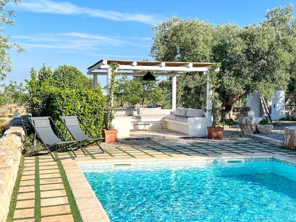 TD Trulli Locobello Stylish Cozy Trulli w Pool view 4