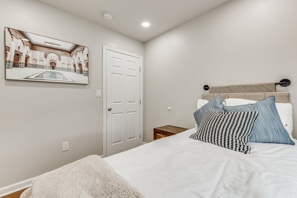 Spacious Family Retreat Near Airport 5 Bedroom Home