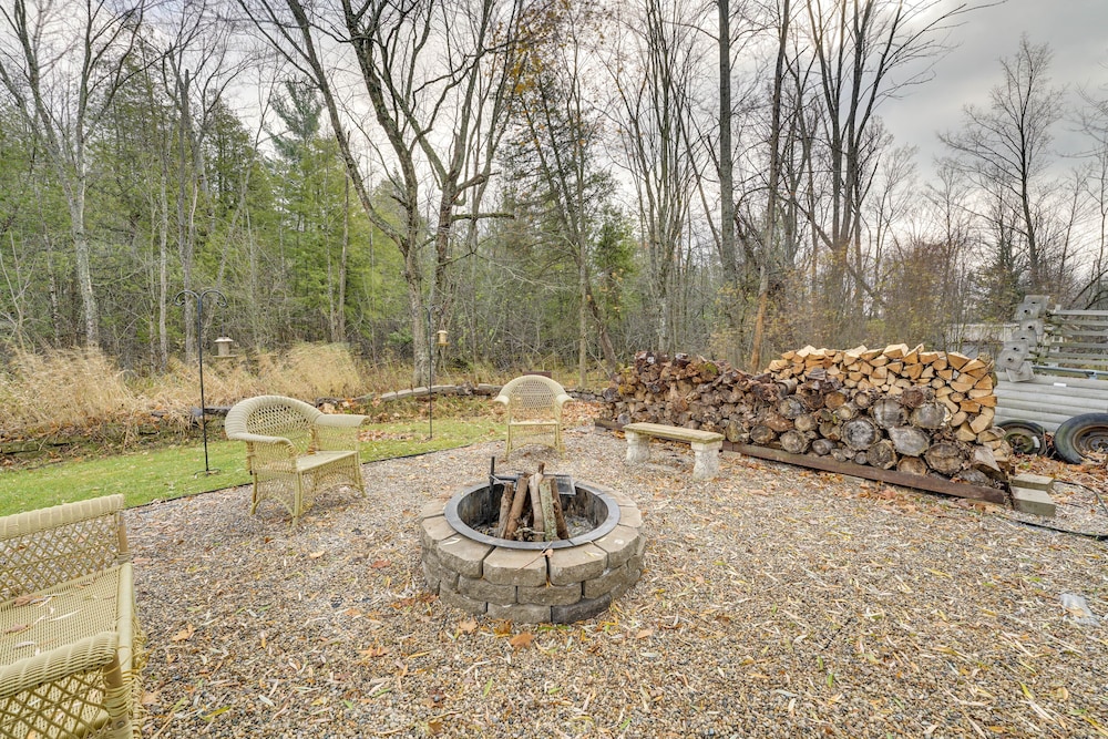 Lakefront Reed City Home w/ Fire Pit on 2 Acres! - Property Image 9
