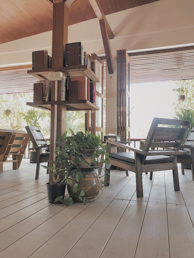 The Reef Hotel & Studios