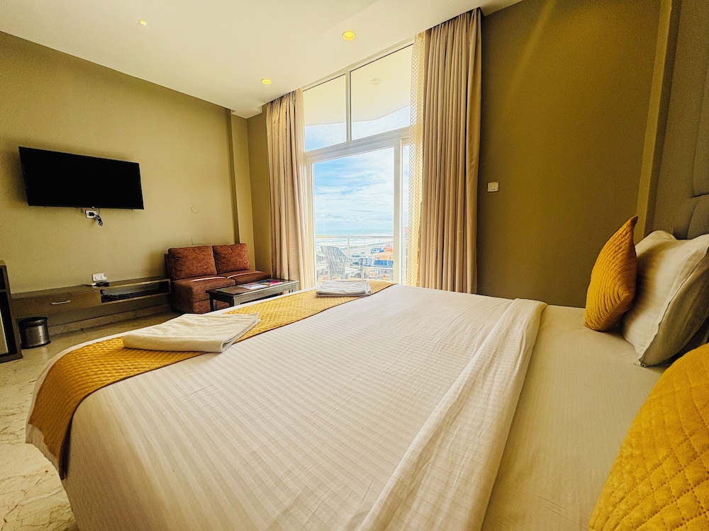 The Bay Suites Puri With Sea View