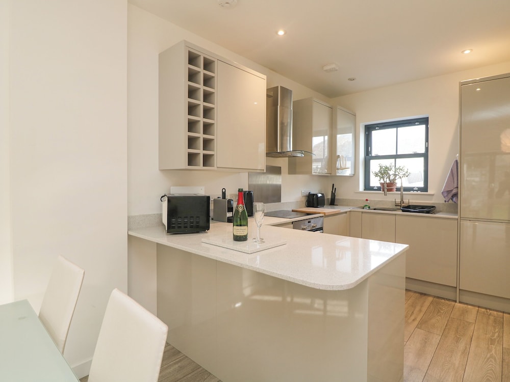 1 Queensway Gardens