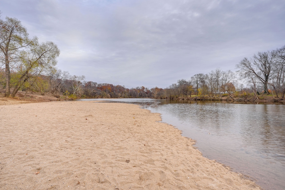 Walk to Beach: Historical Fredericksburg Home