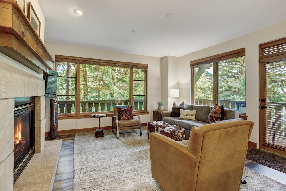 Premium 2 Bedroom Condo in Arrowhead Village! 2 Condo