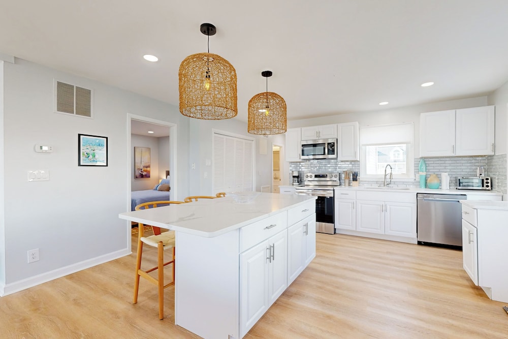 5BR Beachfront Home w/ Large Deck, Grill, W & D