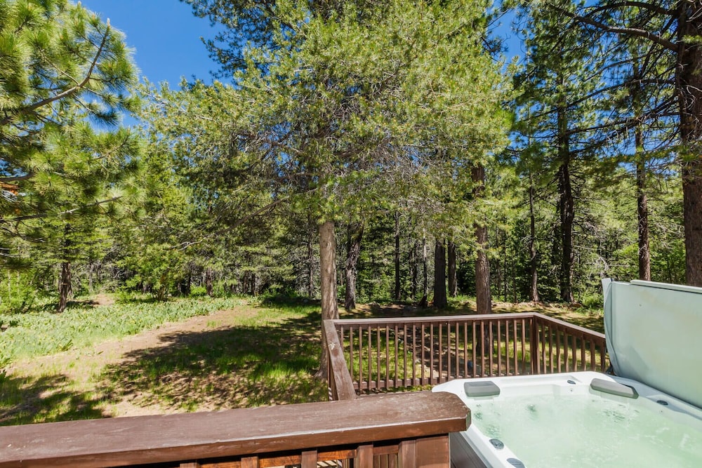 Alder Creek Paradise - Tree-lined Cabin Stay for 7
