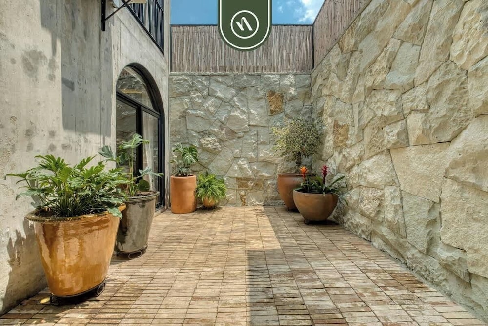 Luxury 3 BR House in Downtown - AC - Peaceful
