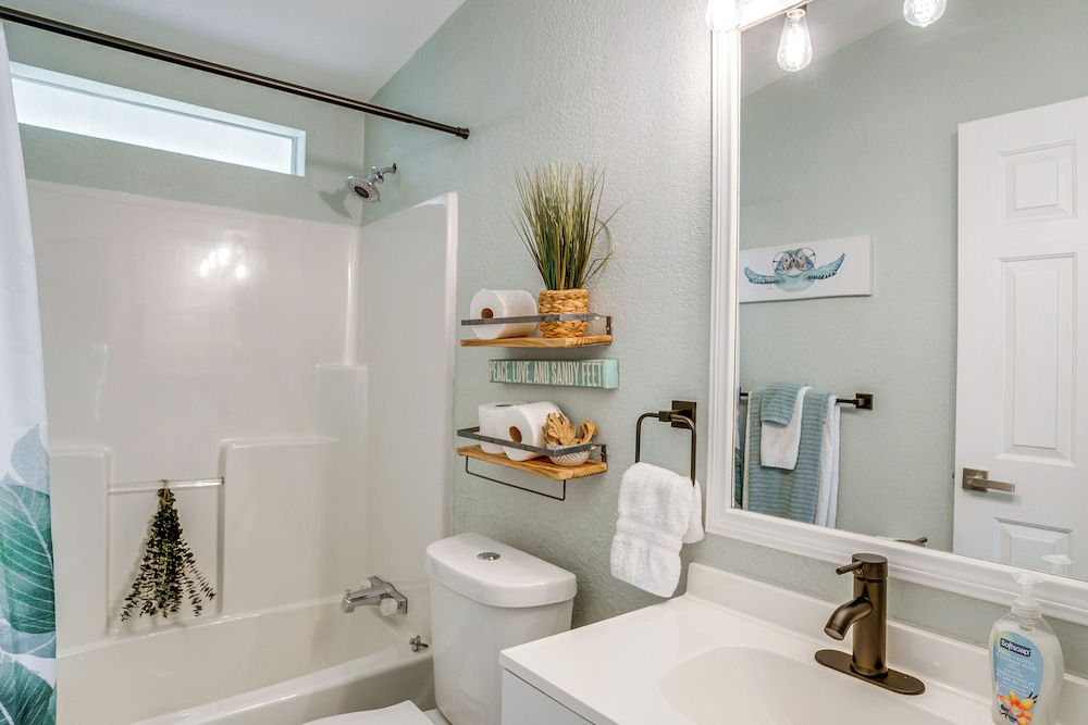 Tee Off & Soak Up Sun! Airy Englewood Gem w/ Yard