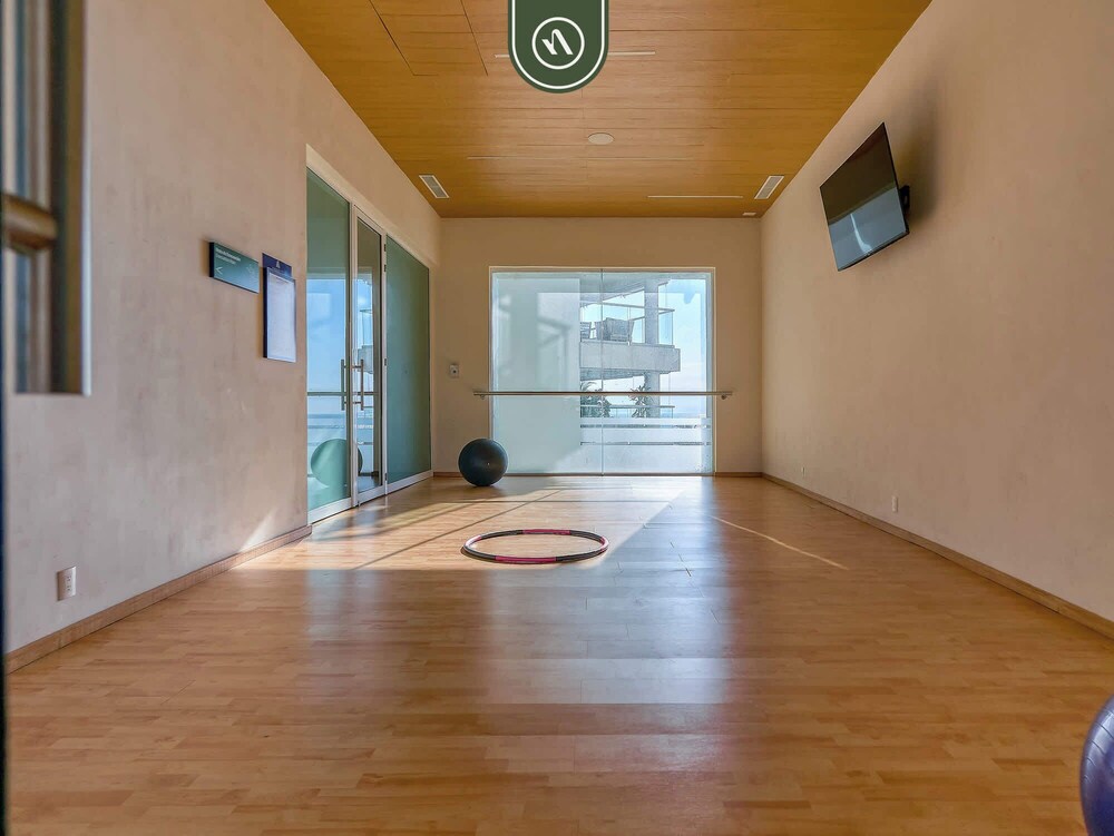 New Oceanfront 1 BR Condo - Gym - Beach - Pool