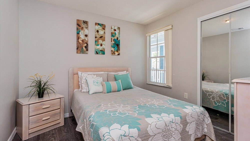 Villas at Island Club Community, Pools, Jacuzzi and More!