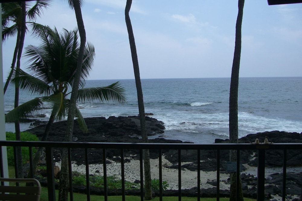 Kona Bali Kai 223 - Oceanfront 2 Bedroom Condo by RedAwning