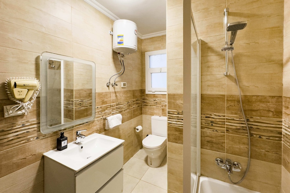 Flattering 2bdr - 5 min to Airport